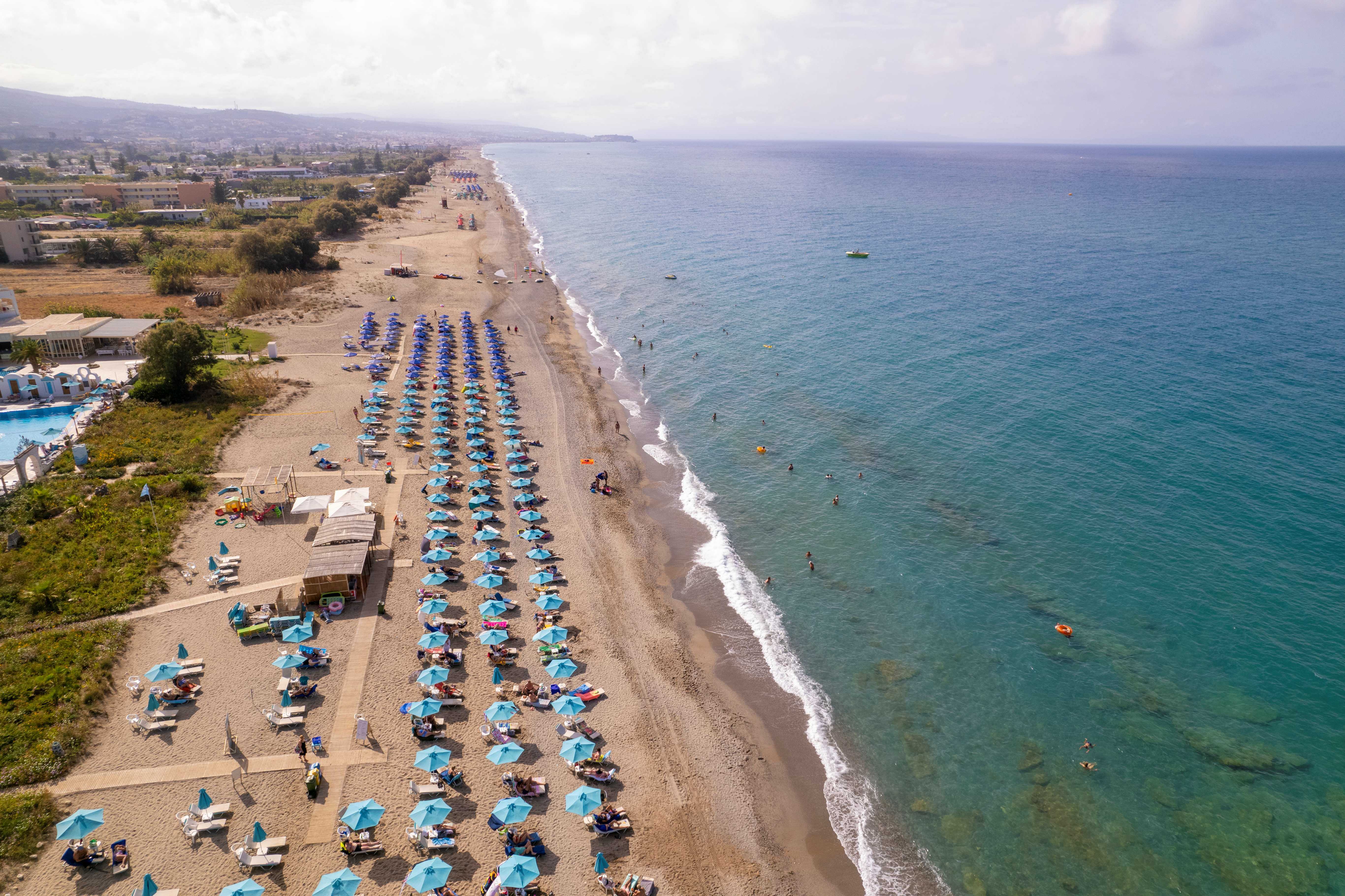 Adelianos Kambos Beach: A Sandy Haven with Abundant Amenities