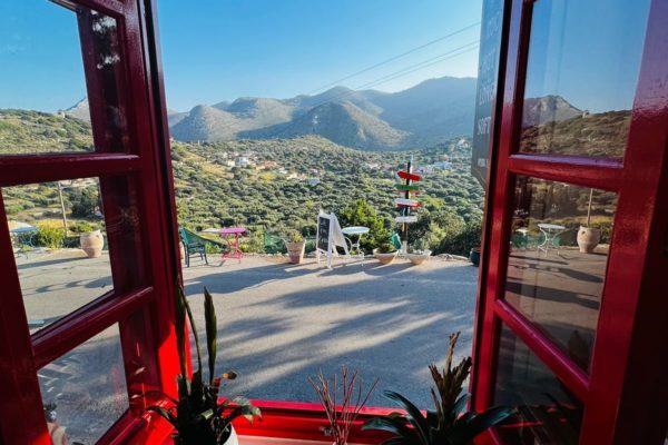 Mamma Mio: Traditional flavours in a colourful boho mezedopoleio in Epano Pines