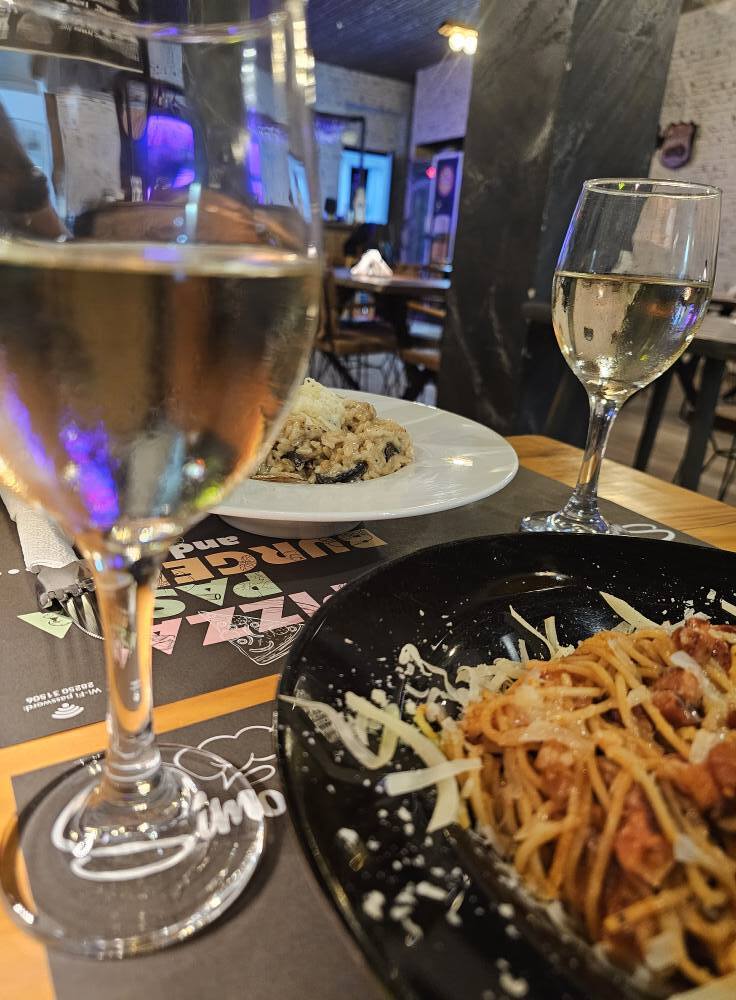 Simon’s Pizzeria: Ιταλικές γεύσεις στις Καλύβες, δίπλα στη θάλασσα